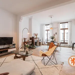  Apartment Traditional Chic, High Ceilings' Apt Aircos And Garage